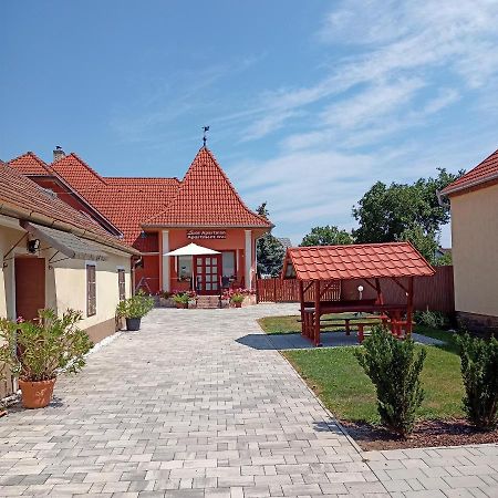 Bük Livia Apartman מראה חיצוני תמונה