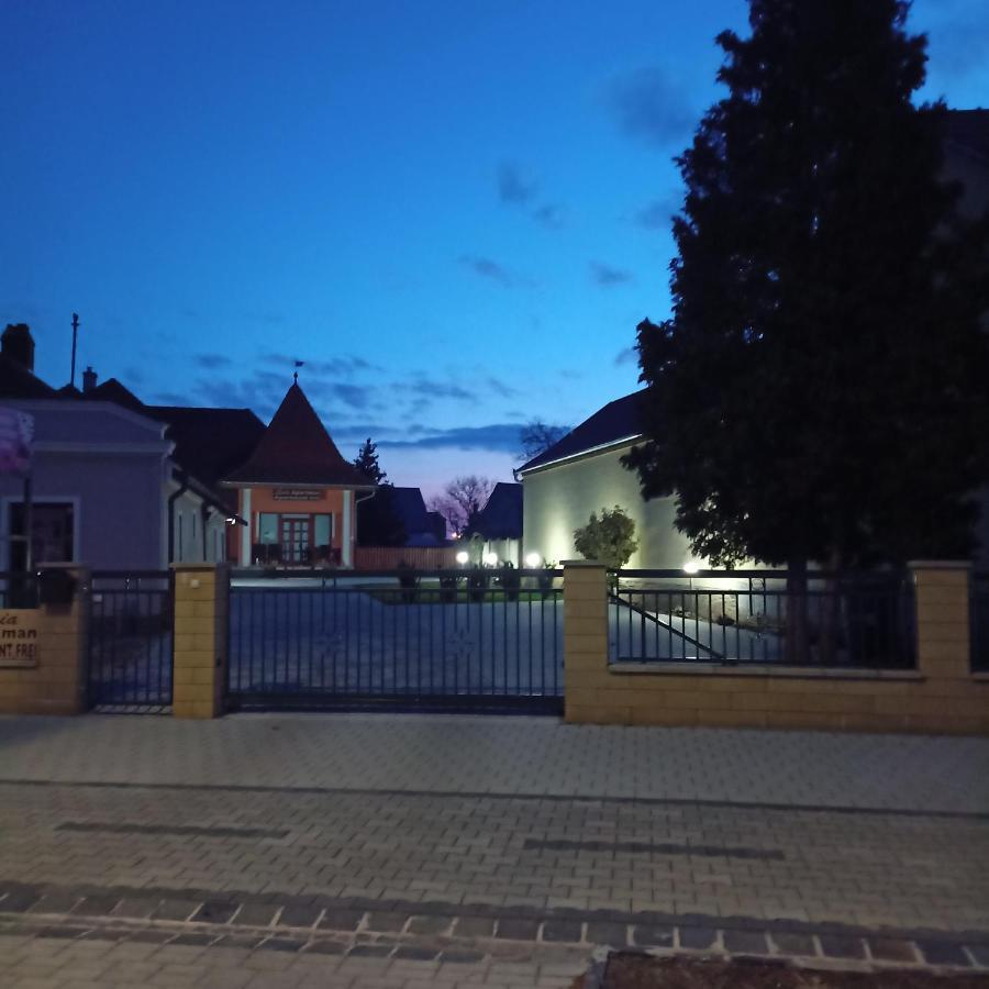Bük Livia Apartman מראה חיצוני תמונה